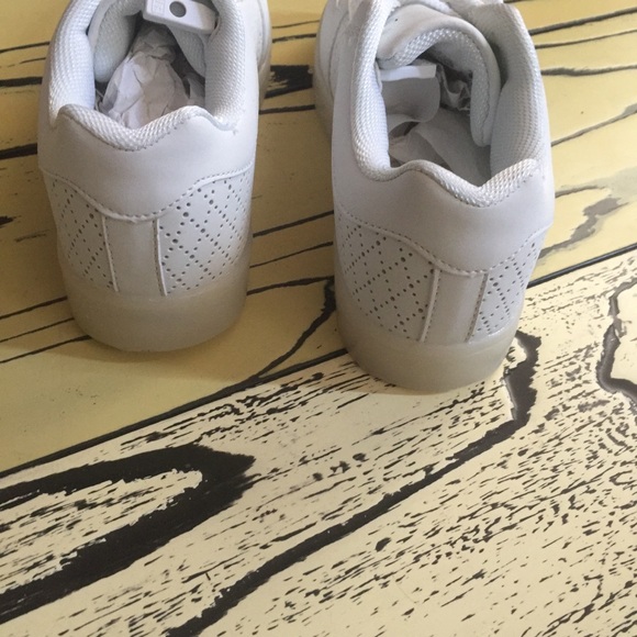 Women’s white led light up shoe - Picture 4 of 6